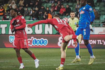 Trendyol Süper Lig: Çaykur Rizespor: 0 - Gaziantep FK: 1 (İlk yarı)