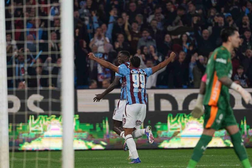 Trendyol Süper Lig: Trabzonspor: 1 - Galatasaray: 0 (İlk yarı)