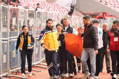 Tribünde epilepsi nöbeti geçiren taraftara sağlık ekipleri müdahale etti