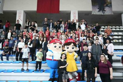 Turgutlu’nun perilerinden Play-Off’a muhteşem başlangıç