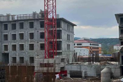 Ücretlerini alamadıklarını iddia eden işçiler kule vince çıktı