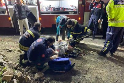 Uçurumdan deniz kıyısına yuvarlanan otomobilde 3 kişi yaralandı