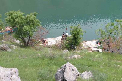 Unuttuğu eşyasını almak için döndü, botla açıldığı Fırat Nehri’nde kayboldu