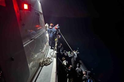 Urla açıklarında lastik botta 21 kaçak göçmen yakalandı