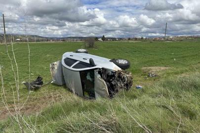 Uşak’ta otomobil tarlaya devrildi: 4 kişi yaralandı