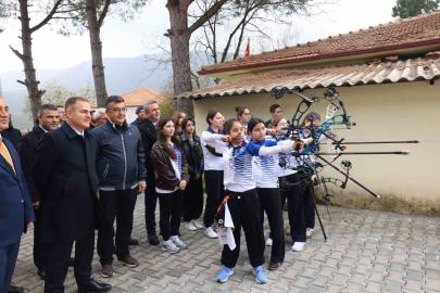 Vali Akbıyık Okçuluk Milli takım antrenörü Sözen’i ziyaret etti