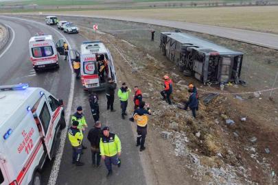 Virajı alamayan otobüs şarampole devrildi: 23 yaralı