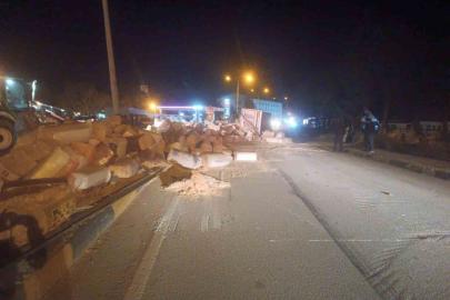 Virajı alamayan tır devrildi saman balyaları yola saçıldı: 1 yaralı