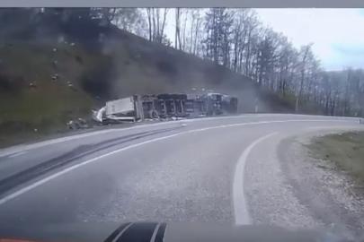 Virajı alamayan tır devrildi, sürücü yaralandı: Kaza anı kamerada