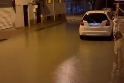 Yağmur suyu ile kaplanan sokaklar vatandaşa zorluk yaşattı