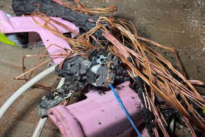 Yanan elektrik kablosu korkuttu
