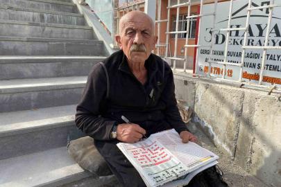 Yarım asırdır her gün bulmaca çözüyor