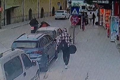 Yaya geçidinde karşıya geçen kadın, motosikletin çarpmasıyla yaralandı