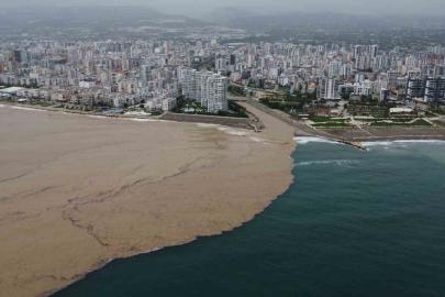 Yaylalardaki sel dereleri coşturdu, Akdeniz’i kahverengiye bürüdü