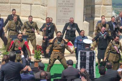 Yeni Zelanda askerleri, atalarını ’haka’ dansıyla andı