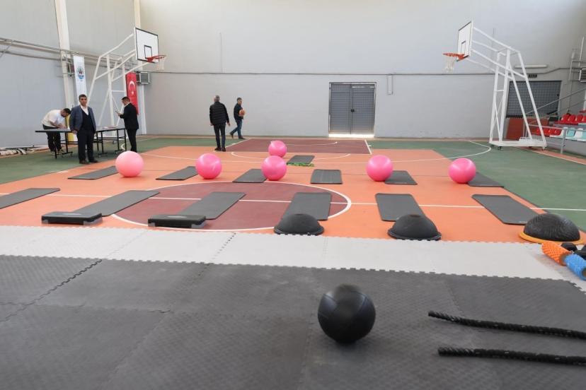 Yenilenen Tavşancıl Spor Salonu kapılarını açtı