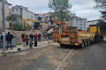 Yıkım esnasında iş makinesi devrildi