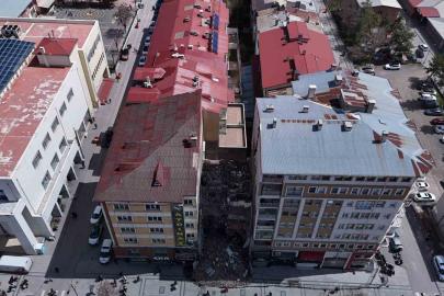Yıkım esnasında zarar görüp tahliye edilmişti, tehlike saçmaya devam ediyor