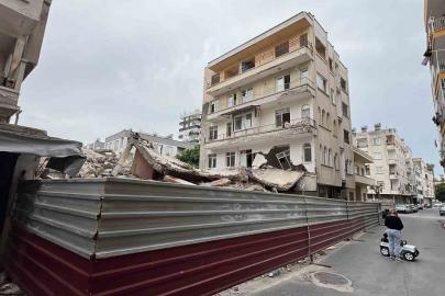 Yıkımda zarar gören binanın sakinleri: "Müteahhide ulaşamıyoruz"