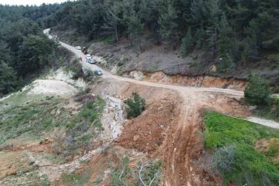 Yol çöktü, mahalleli 3 aydır tarlasına yürüyerek gidiyor