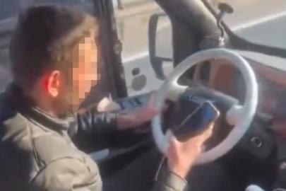 Yolcu dolu dolmuşta bir yandan telefona baktı, diğer yandan aracı kullandı