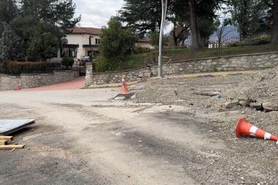 Yolda oluşan çatlaklar valilik konutunu geçici olarak boşalttırıyor