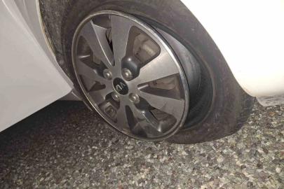 Yolda oluşan çukurlar kazalara davetiye çıkartıyor