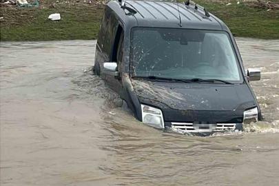 Yolunu kaybetti, aracıyla çayı geçmeye çalışırken suda mahsur kaldı