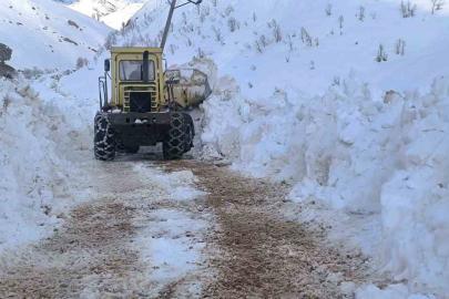 Yurda bahar geldi, Ovacık’ta karla mücadele sürüyor