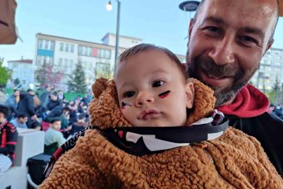 Yüzü boyalı minik Eskişehirspor taraftarı babasının kucağında maçı izledi