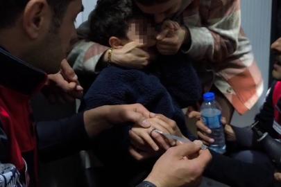 Yüzük çıkarma operasyonunda gözyaşlarına boğulan çocuğu annesi ve itfaiye ekipleri teselli etti