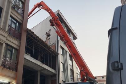Zeytinburnu’nda beton dökme çalışması sırasında yan binanın duvarı çöktü