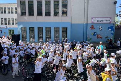 Zeytinburnu’nda "Mektepten Meclise Pedal" bisiklet turu renkli görüntülere sahne oldu
