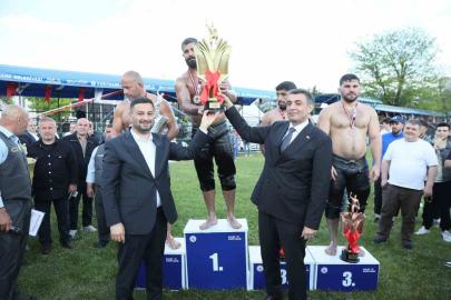 32. Kağıthane Yağlı Güreşleri’nde Seçkin Duman başpehlivan oldu