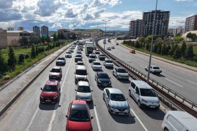 43 ilin geçiş noktasında bayram trafiği havadan görüntülendi: Araçlar adım adım ilerledi