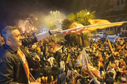 45 günlük Sare bebek, Galatasaray’ın şampiyonluk kutlamasında