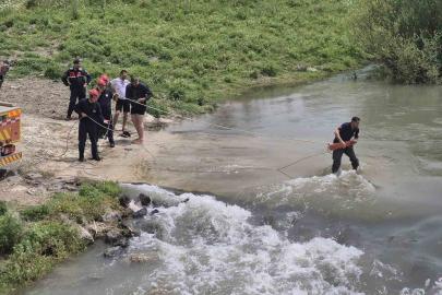Adana’da Karaçay Nehri’nde mahsur kalan kamyondaki 2 kişi kurtarıldı