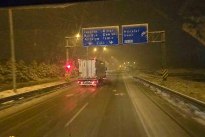 Afyonkarahisar’da karla mücadele sürüyor