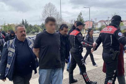 Ailelerden basın mensuplarına tepki: "Allah belanızı versin, daha 18 yaşında, çekmeyin"