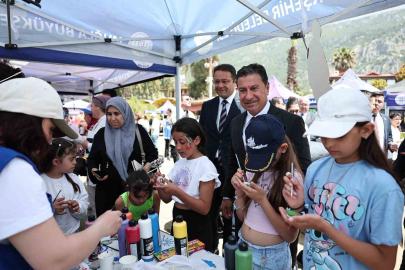Akyaka sahilinde gökyüzü uçurtmalarla renklendi