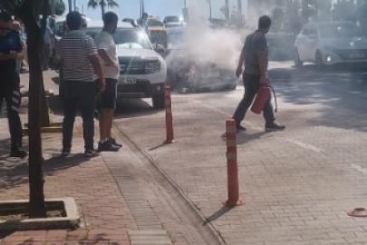 Alanya’da otomobilin motor kısmından dumanlar yükseldi, yangını vatandaş söndürdü