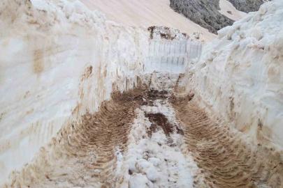 Alanya’da yayla yollarında kar mesaisi