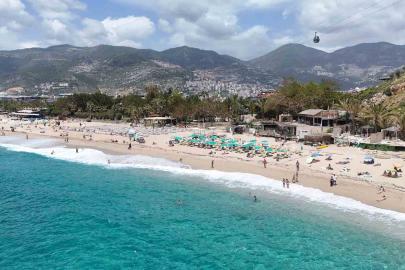 Alanya’da yaz havası sahilleri doldurdu