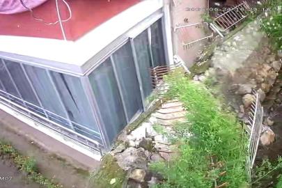 Amasya’da duvarın yıkılma anı kamerada: Gürültüyü duyanlar deprem sanmıştı