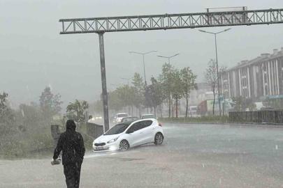 Aniden bastıran sağanak Düzcelileri hazırlıksız yakaladı