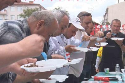 Ankara’da düzenlenen ‘Kavurma Yeme Yarışması’ renkli görüntülere sahne oldu
