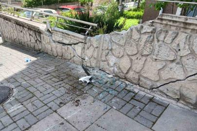 Ankara’da özel halk otobüsü apartmanın bahçe duvarına çarptı