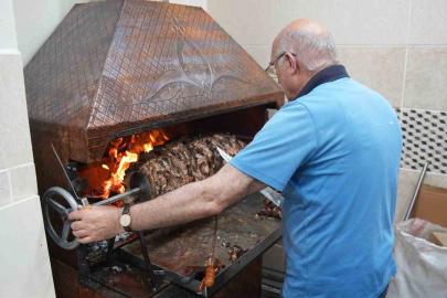 Anneler gününde 100 kilo çağ kebabı ikram ettiler