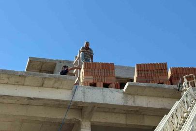 Antalya’da inşaatta mahsur kalan ustayı itfaiye ekipleri kurtardı