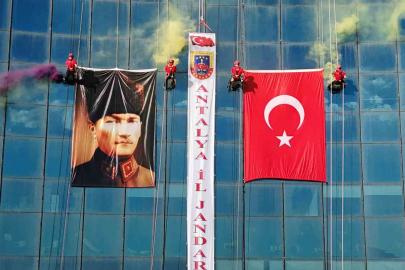 Antalya’da JAK timi, halatla sarktıkları 64 metre yükseklikte Türk bayrağı açtı